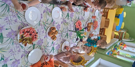 Powiększ grafikę: BIEDRONKI PRZY STOLE