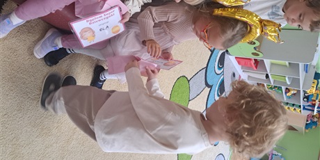 Powiększ grafikę: WRĘCZANIE UPOMINKÓW DLA DZIEWCZYNEK