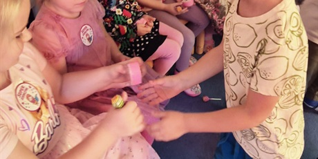 Powiększ grafikę: DZIEŃ DZIEWCZYNEK