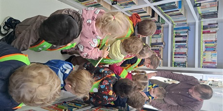 Powiększ grafikę: PIERWSZA WIZYTA BIEDRONEK W BIBLIOTECE